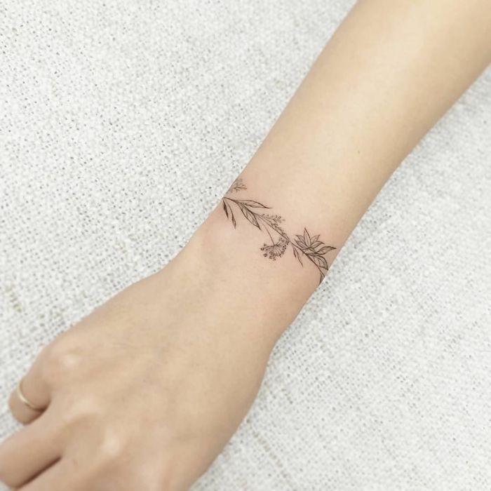 Tatuajes de nombres en el cuello 52