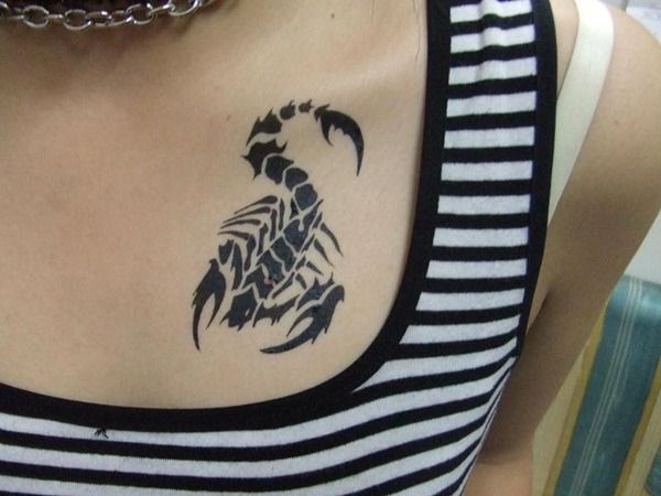 Tatuajes de nombres en el cuello 26