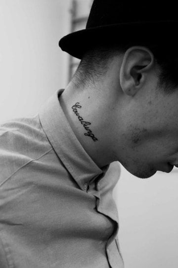 Tatuajes de nombres en el cuello 9