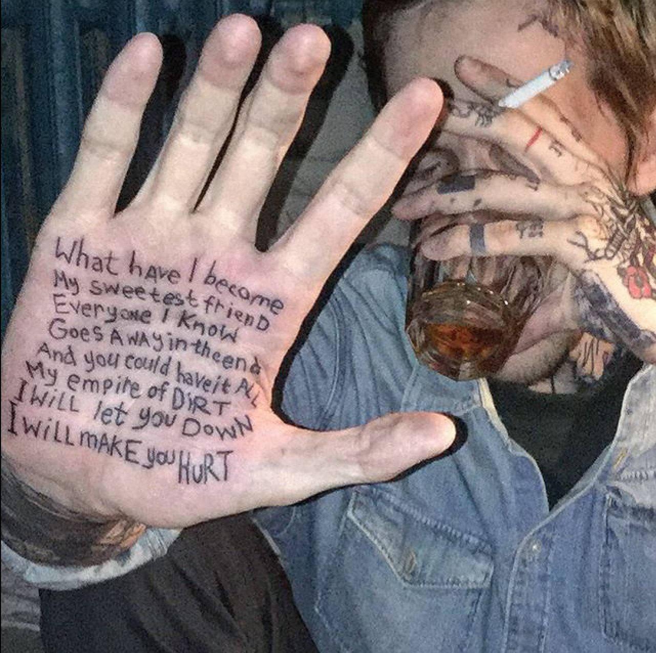 Tatuajes de nombres en el cuello 34