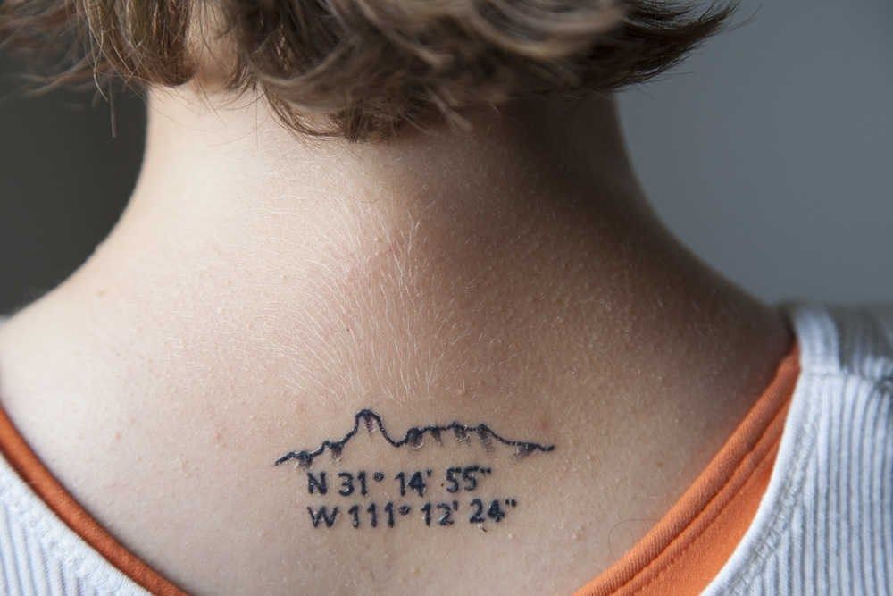 Tatuajes de nombres en el cuello 66