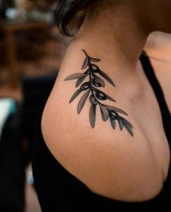 Tattoos of nombres en el hombro 33