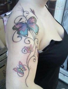 Tatuajes de nombres en el hombro