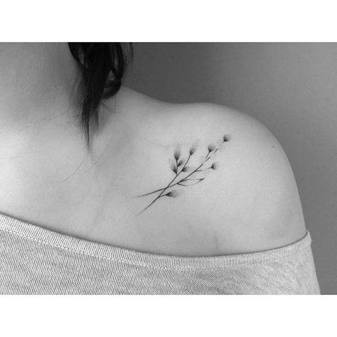 Tattoos of nombres en el hombro 30