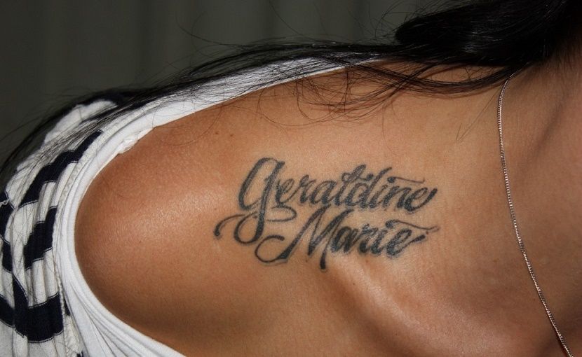 Tattoos of nombres en el hombro 35