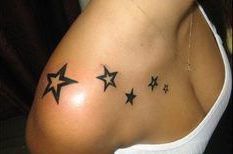 Tattoos of nombres en el hombro 39
