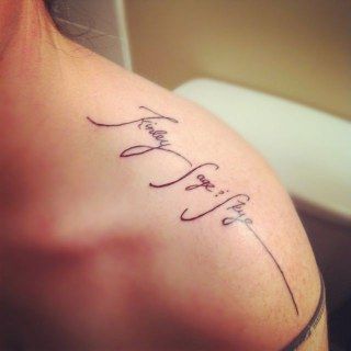 Tattoos of nombres en el hombro 21