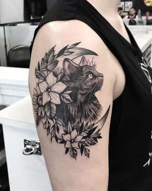 Tattoos of nombres en el muslo 49