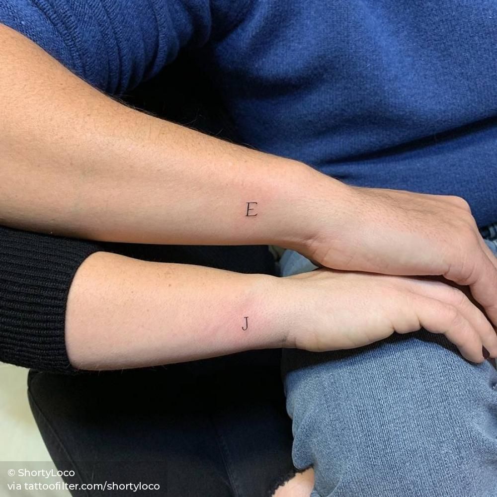 Tattoos of nombres en el muslo 17