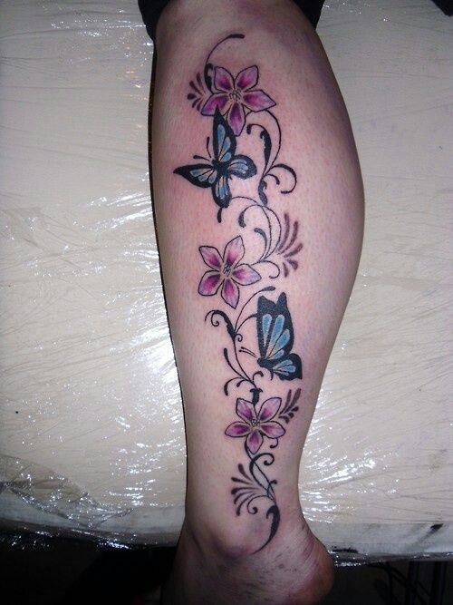Tattoos of nombres en el muslo 3
