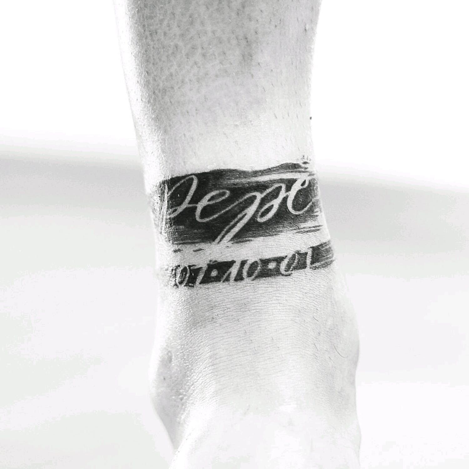 Tatuagens de nombres en el tobillo 10