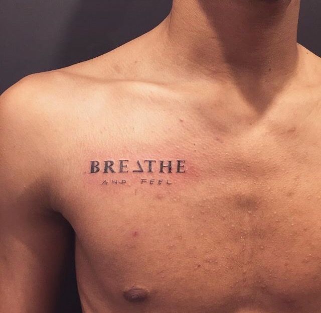 Tatuajes de nombres en la clavicula 34