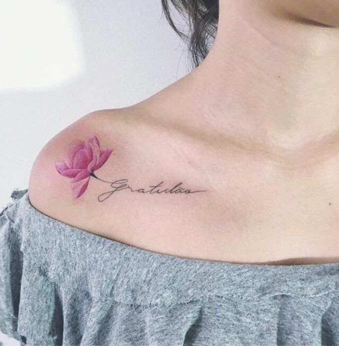 Tatuajes de nombres en la clavicula