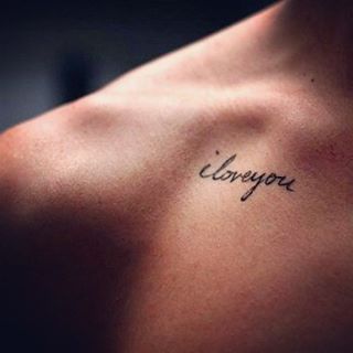 Tatuajes de nombres en la clavicula 23
