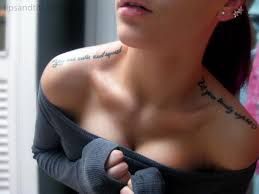 Tatuajes de nombres en la clavicula 18