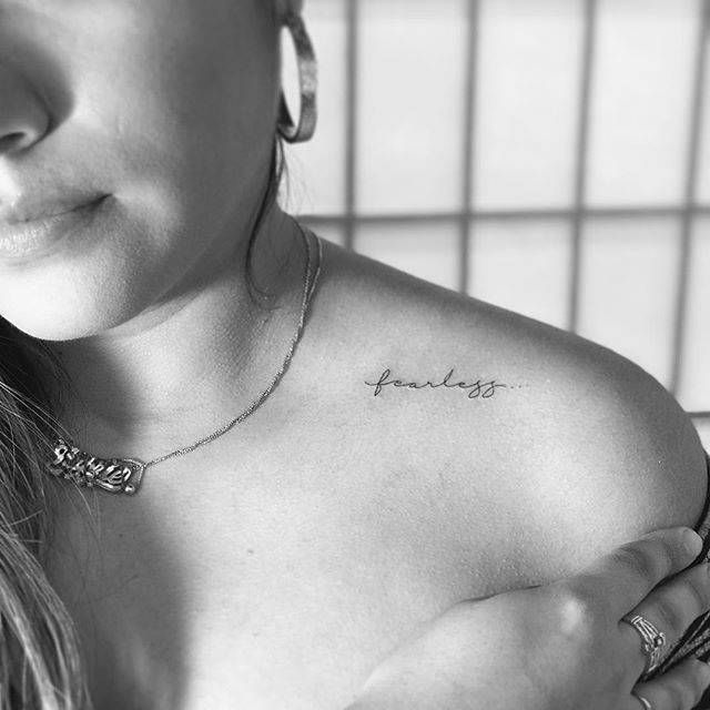Tatuajes de nombres en la clavicula 28