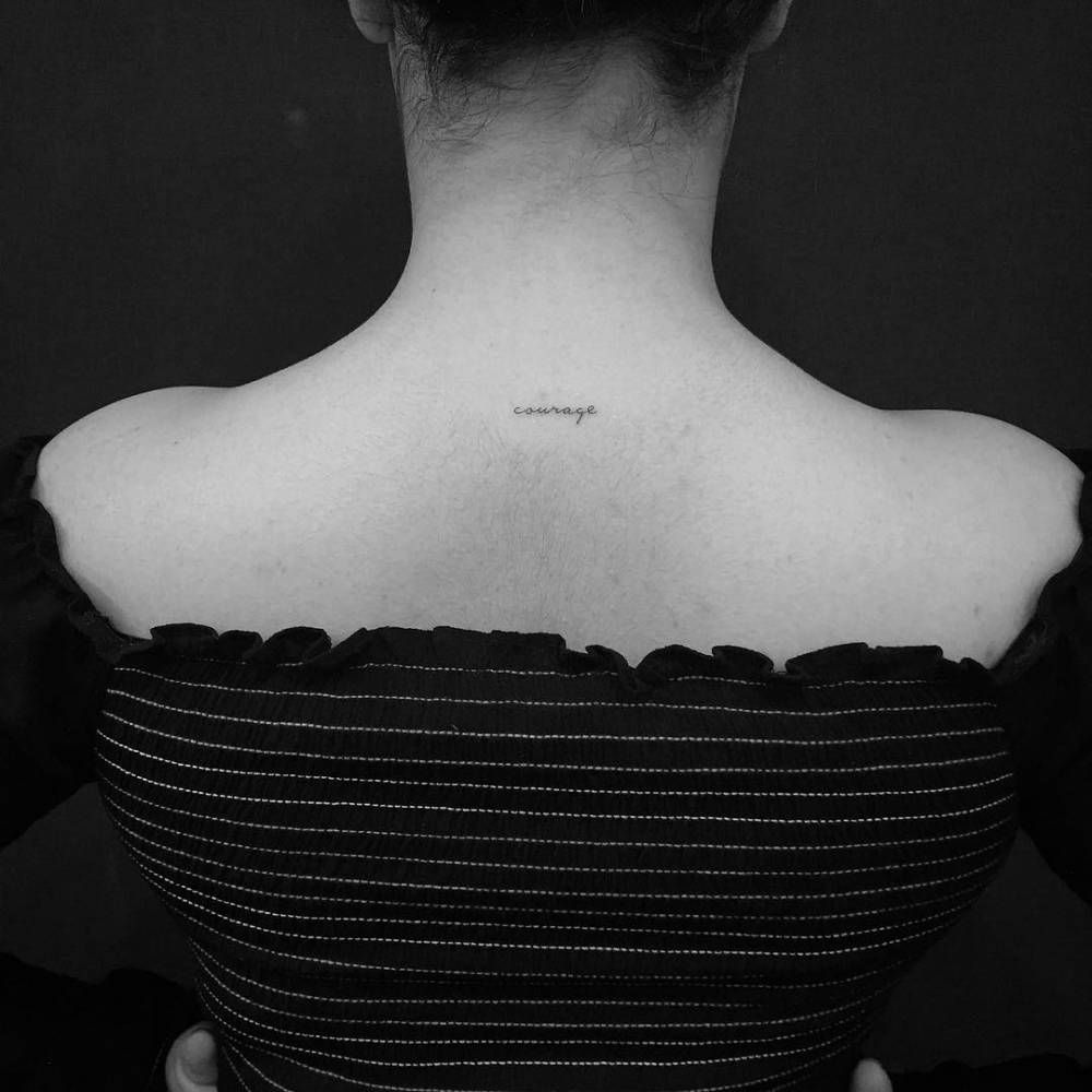 Tatuajes de nombres en la espalda