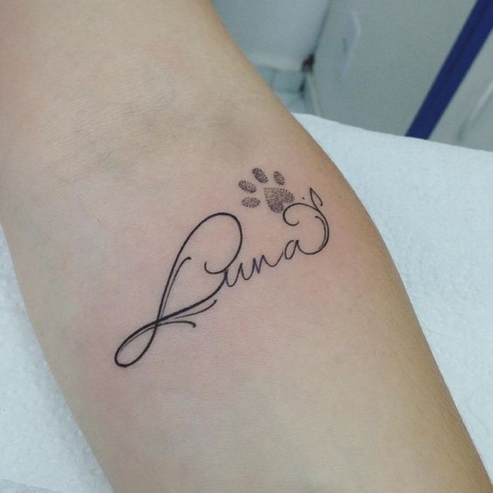 Tatuajes de nombres en la mano