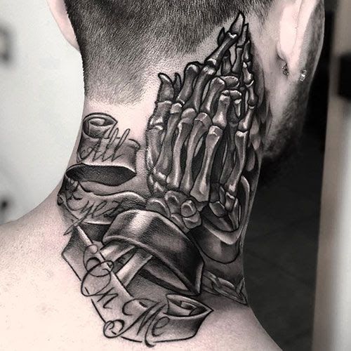 Tatuajes de nombres en la nuca 35