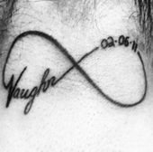 Tatuajes de nombres en la nuca 46