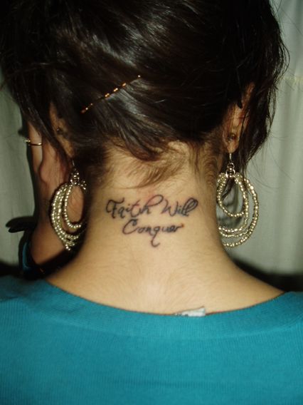 Tatuajes de nombres en la nuca 37