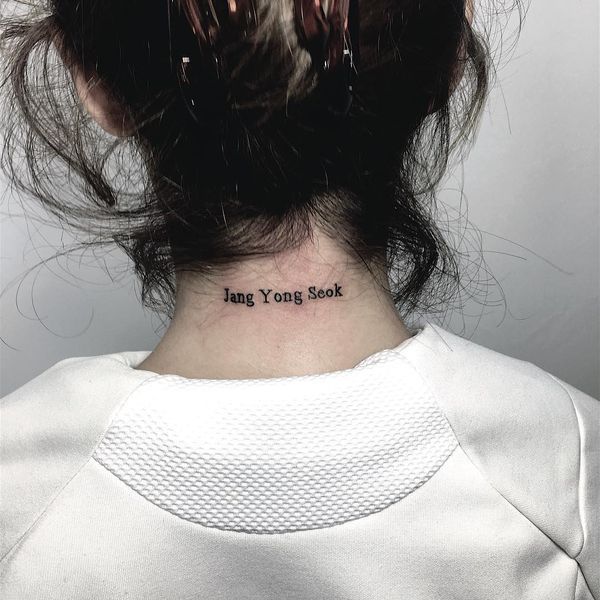 Tatuajes de nombres en la nuca 32
