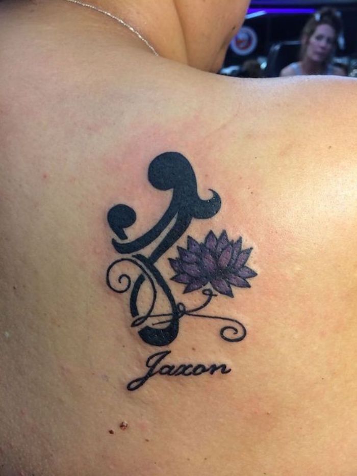 Tatuajes de nombres en la nuca 48