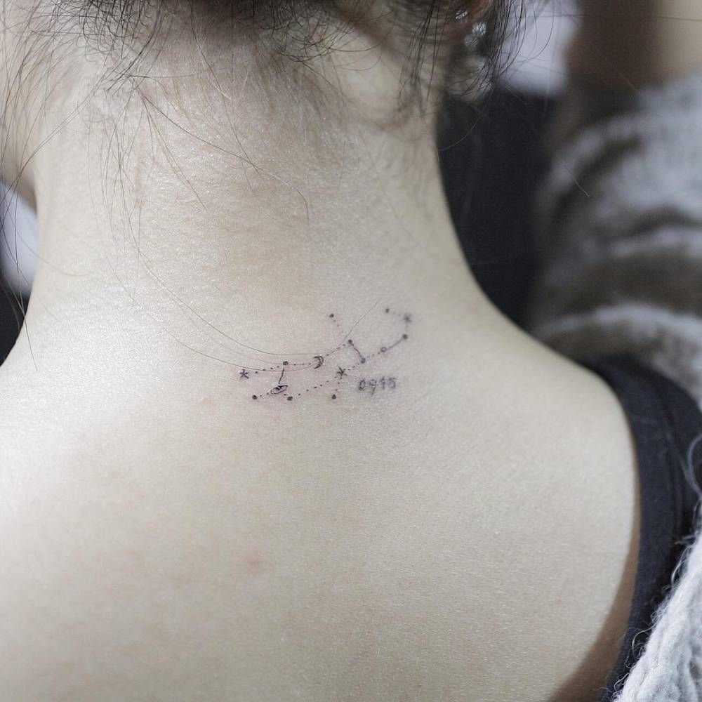 Tatuajes de nombres en la nuca 34