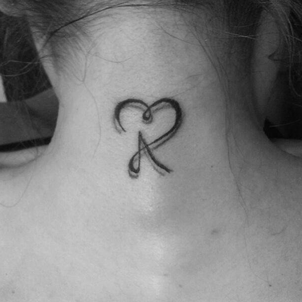 Tatuajes de nombres en la nuca 53