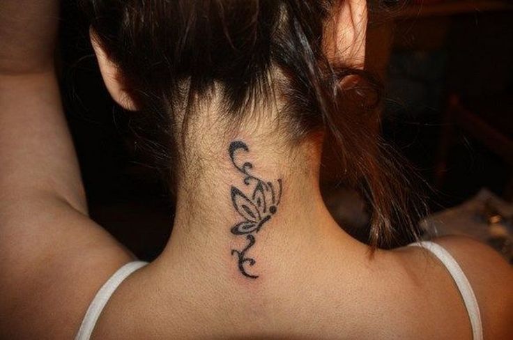 Tatuajes de nombres en la nuca 16