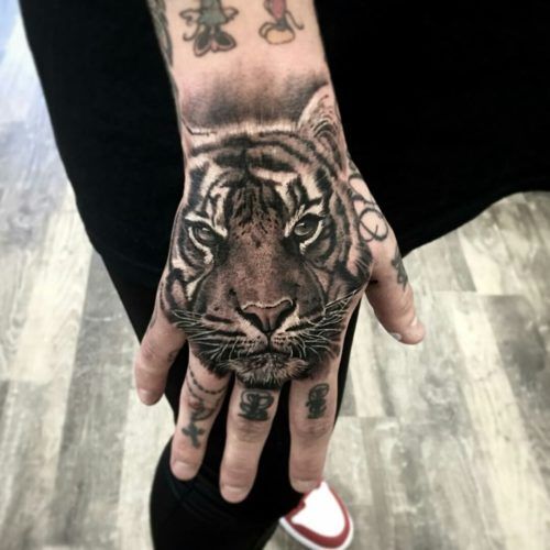 Tatuajes de nombres en la nuca 40