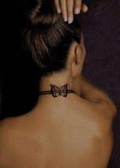 Tatuajes de nombres en la nuca 19