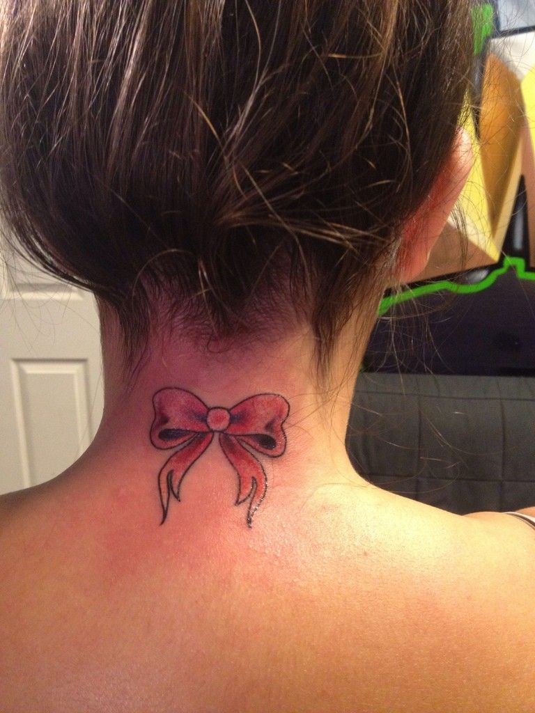 Tatuajes de nombres en la nuca 29