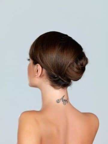 Tatuajes de nombres en la nuca 15