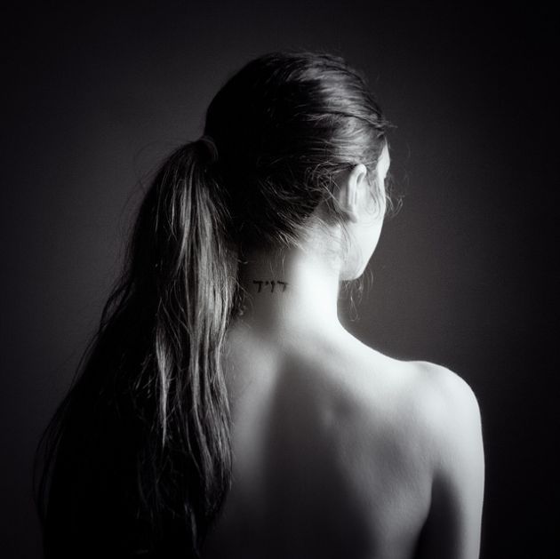 Tatuajes de nombres en la nuca 11
