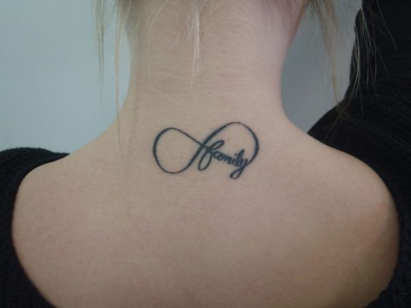 Tatuajes de nombres en la nuca 59