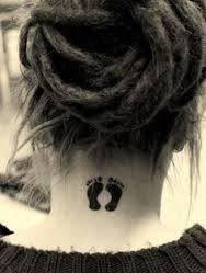 Tatuajes de nombres en la nuca 61