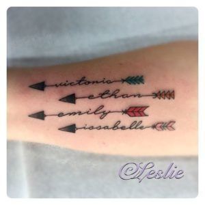 Tatuaggi di nombres en la pierna 36