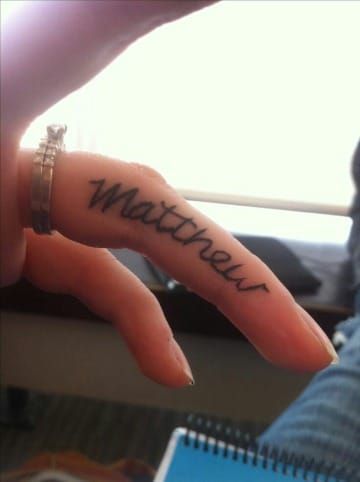 Tattoos von nombres en los dedos 56