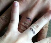 Tattoos von nombres en los dedos 2