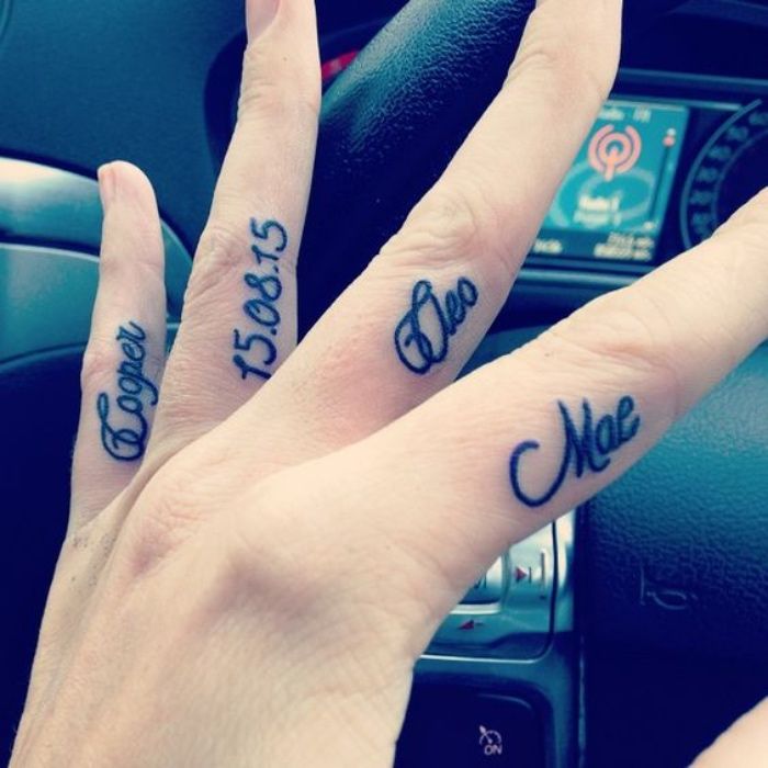 Tattoos von nombres en los dedos 12