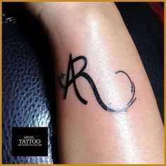 Tattoos von nombres en los dedos 4