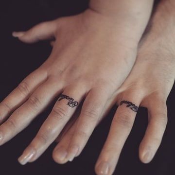 Tattoos von nombres en los dedos 27
