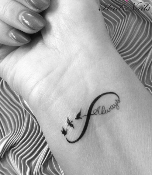Tattoos von nombres en los dedos 22