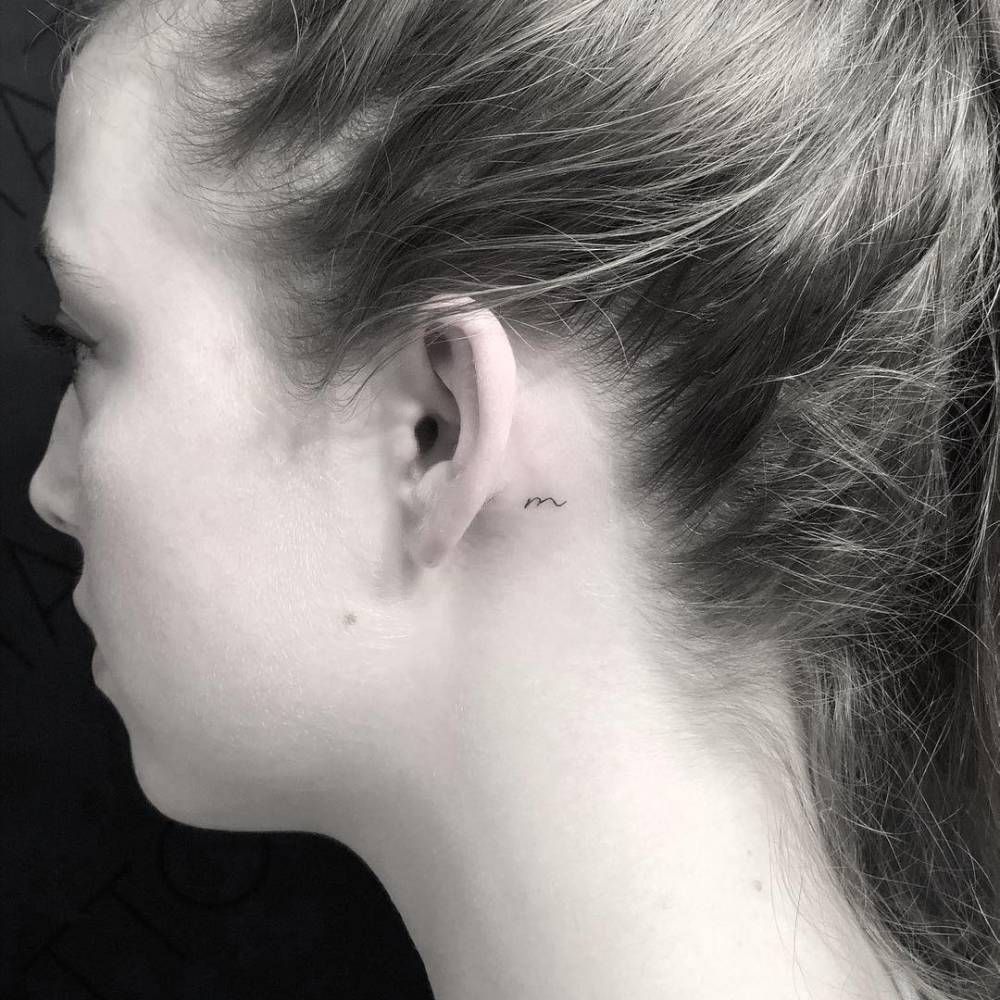 Tattoos von nombres en los dedos 35