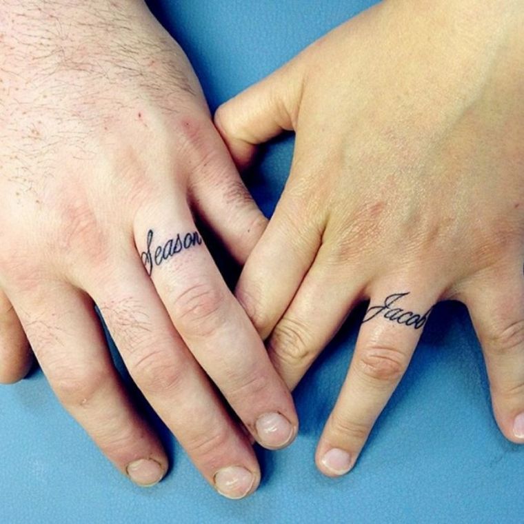 Tattoos von nombres en los dedos 16