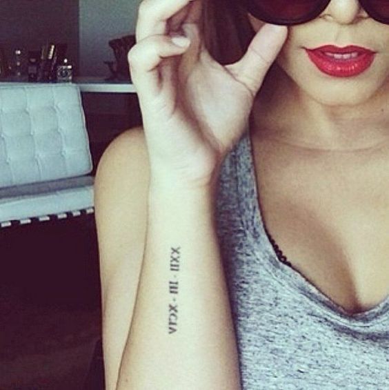 Tattoos von nombres en los dedos 49