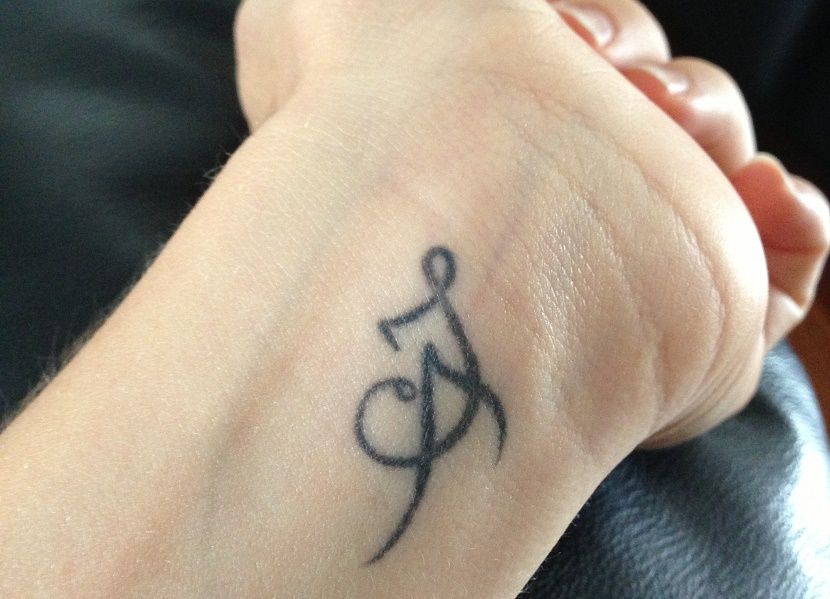 Tatuajes de nombres entrelazados