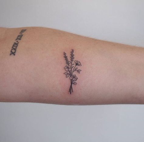 Tatuajes de nombres gabriela en el brazo