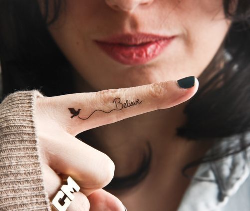 Tattoos of nombres para la mano 2
